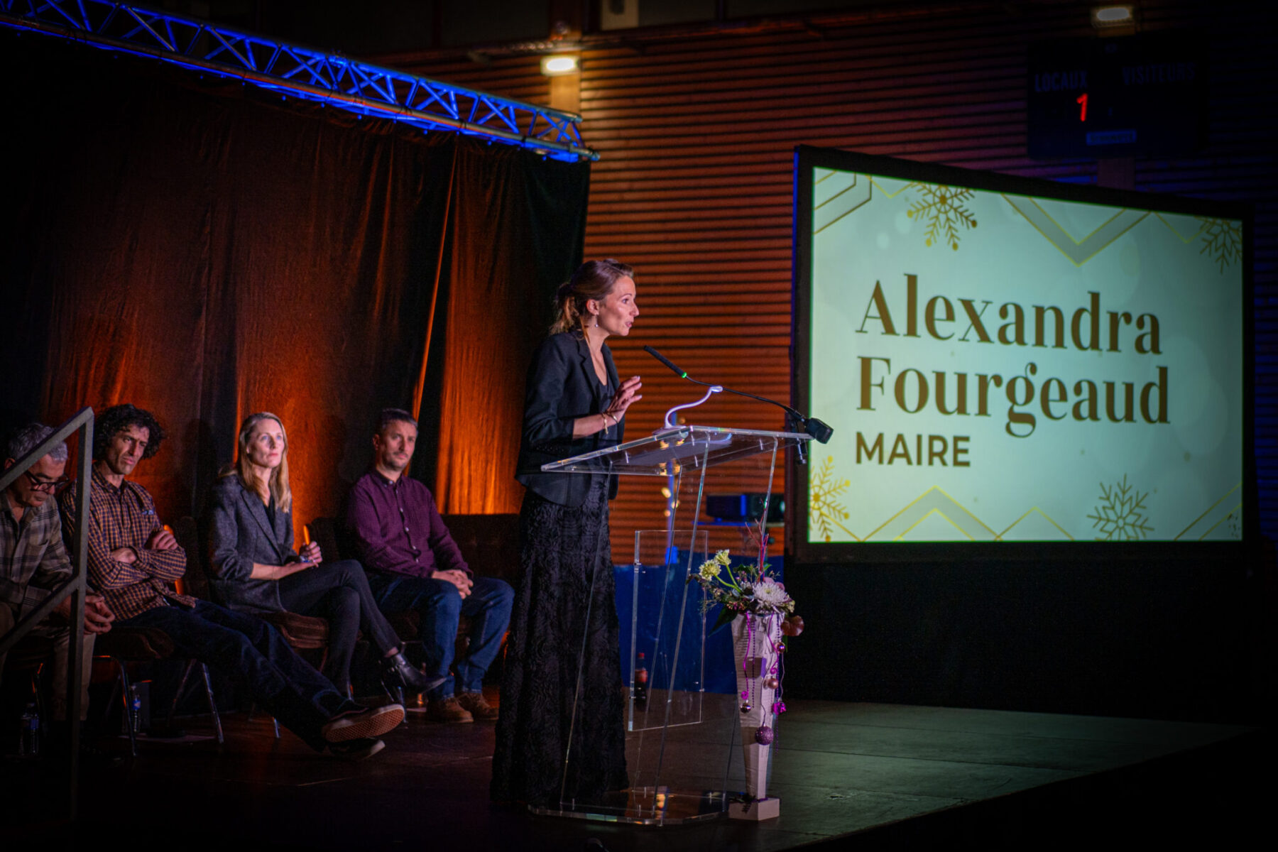 Alexandra Fourgeaud, maire, sur scène, fait son discours d'introduction de la soirée des voeux.
