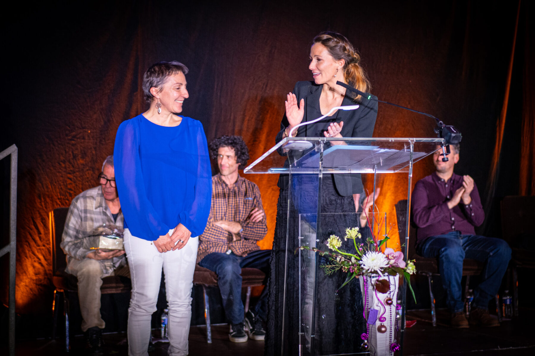 Alexandra Fourgeaud, maire, honore Christiane Cotterlaz, toutes les deux sur scène.